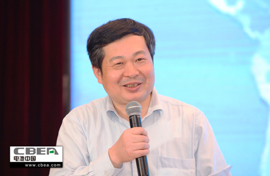 圖為中科院物理研究所常務(wù)副主任、研究員黃學(xué)杰發(fā)表主題演講.jpg